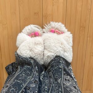 Plush Cream Fuzzy Slide Slippers size 6 well worn
